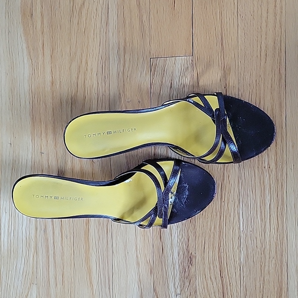 Tommy Hilfiger sz 9 brown slip on sandal 2.5" heel